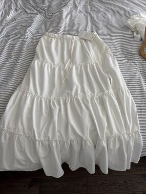 Women’s White Tiered Maxi Skirt w/ front rgt side slit size medium brand new